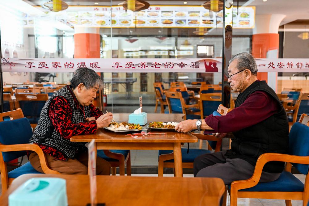 [사진] 재택 양로 서비스센터서 식사하는 노인들